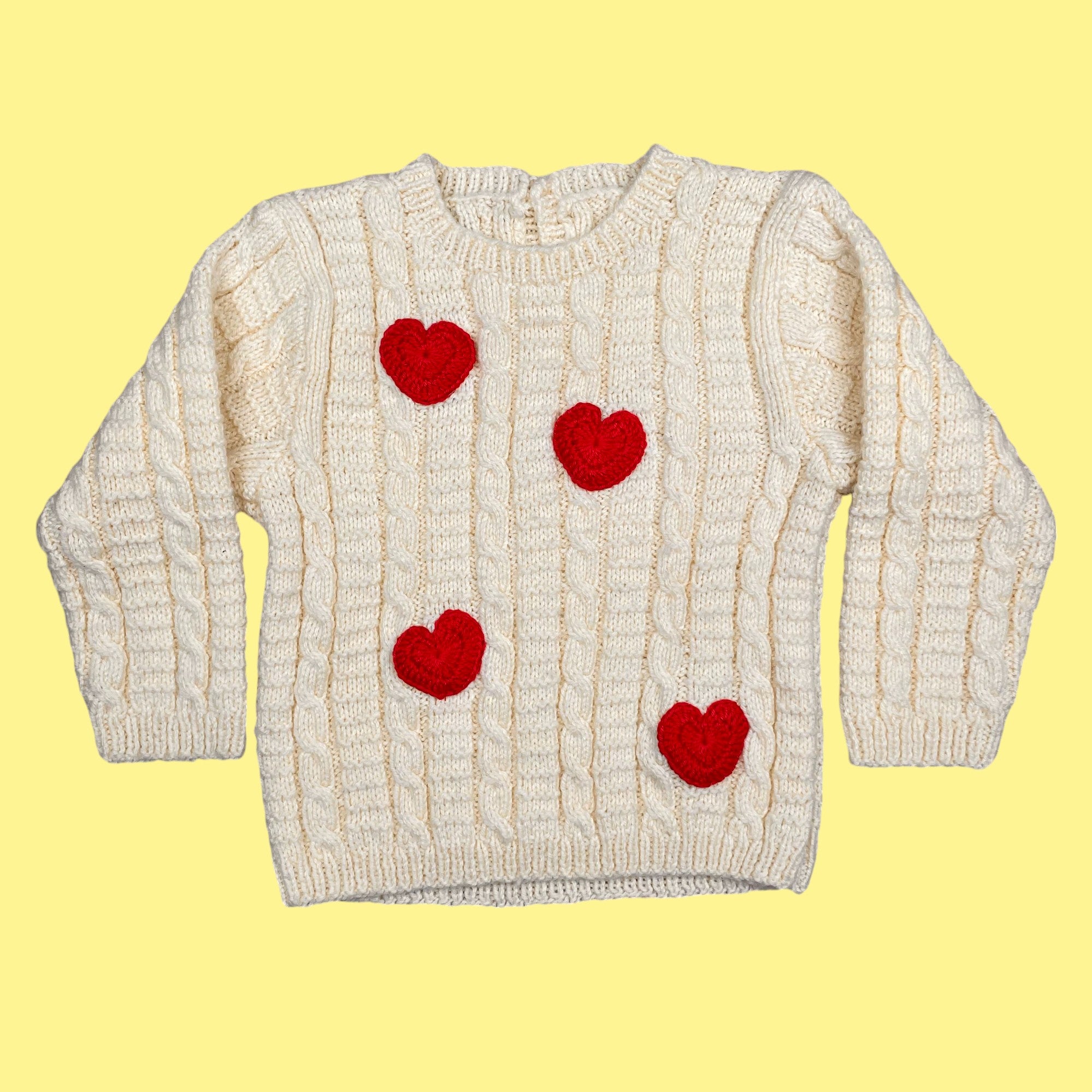 Pull fait main upcyclé coeurs 2 ans