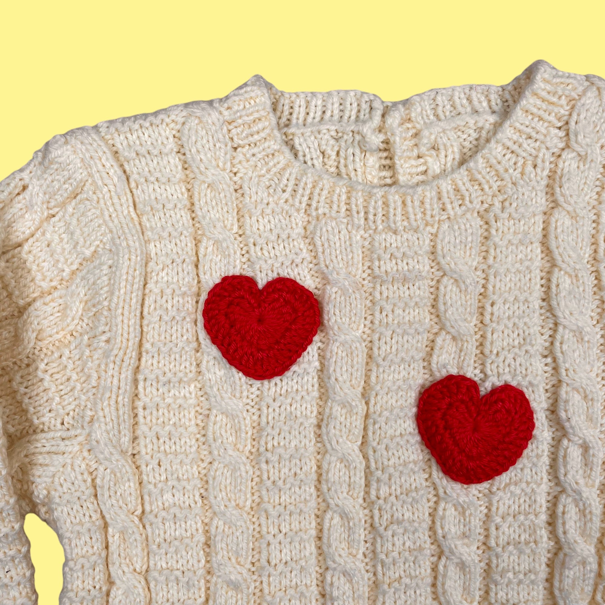 Pull fait main upcyclé coeurs 2 ans