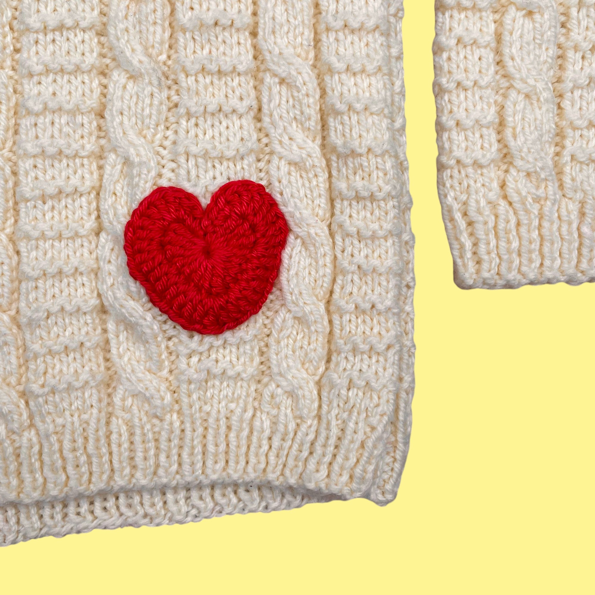 Pull fait main upcyclé coeurs 2 ans