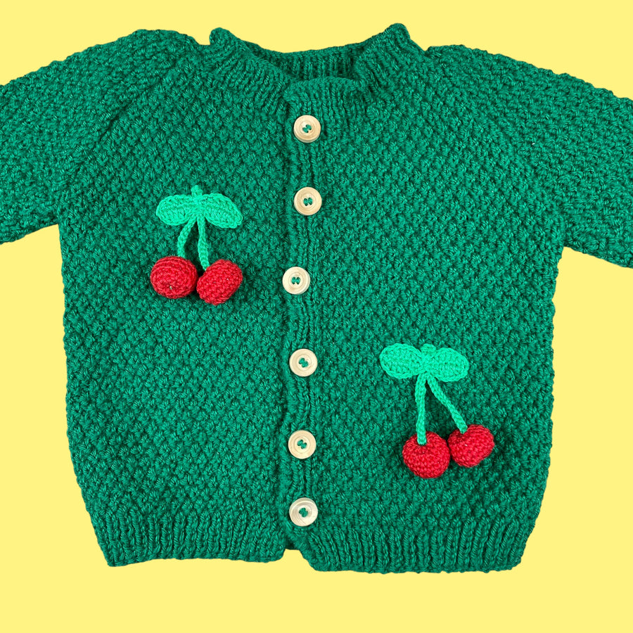 Gilet fait main cerises 18-24 mois